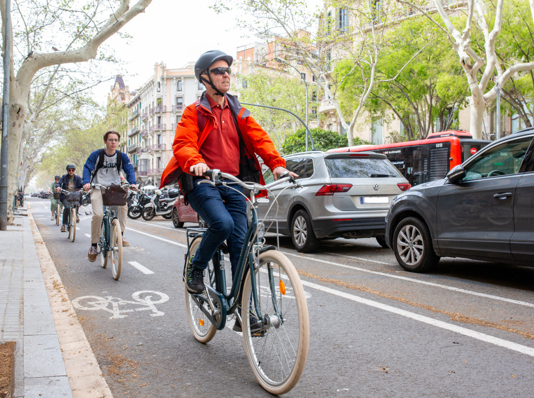 Cyclists using a bike lane, from the DGT's announcement of the new rules