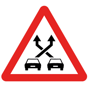 P-35 triangular warning sign showing crossing vehicle paths
