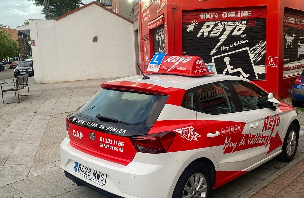 A Spanish driving school car with an L sign on the roof